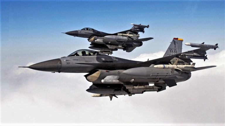 70 pilotes ukrainiens s’entraîneront au Danemark sur des F-16